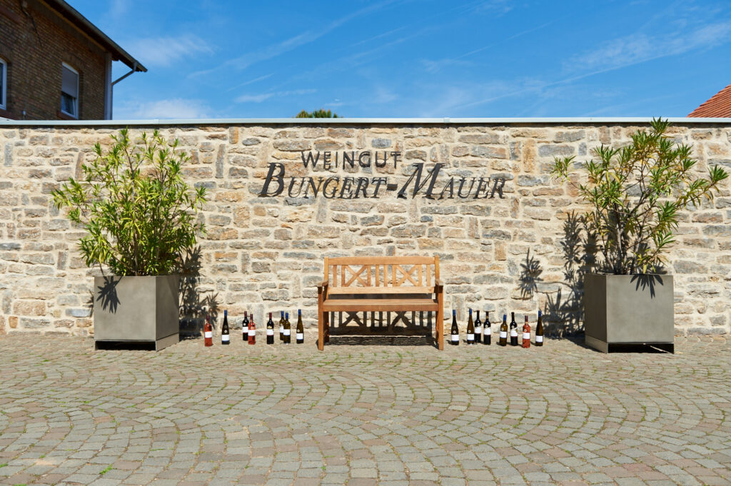 Ein Kleiner Einblick in den Hof unseres Weingutes. An sonnigen tagen kann diese bank ein örtchen für eine Verschnaufpause bieten