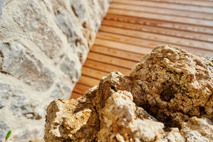 Über uns und unsere Philosophie: Ein Stein als Zeichen unserer Bodenständigkeit und Erdung